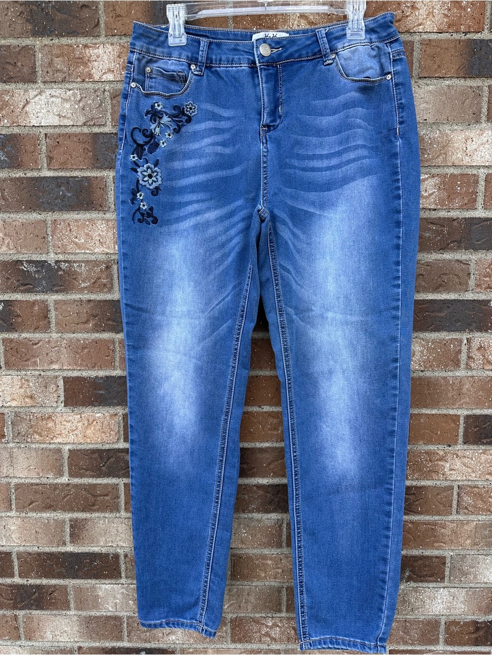 Harmony & Havoc Blue Embroidered Women’s Capri Jeans, Sz. 10